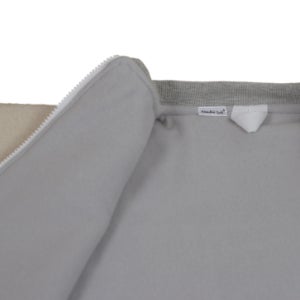 Harmaa sis&auml;puoli. Niskassa vahva lenkki ripustusta varten. Suosittelemme kuitenkin hengaria ripustukseen.